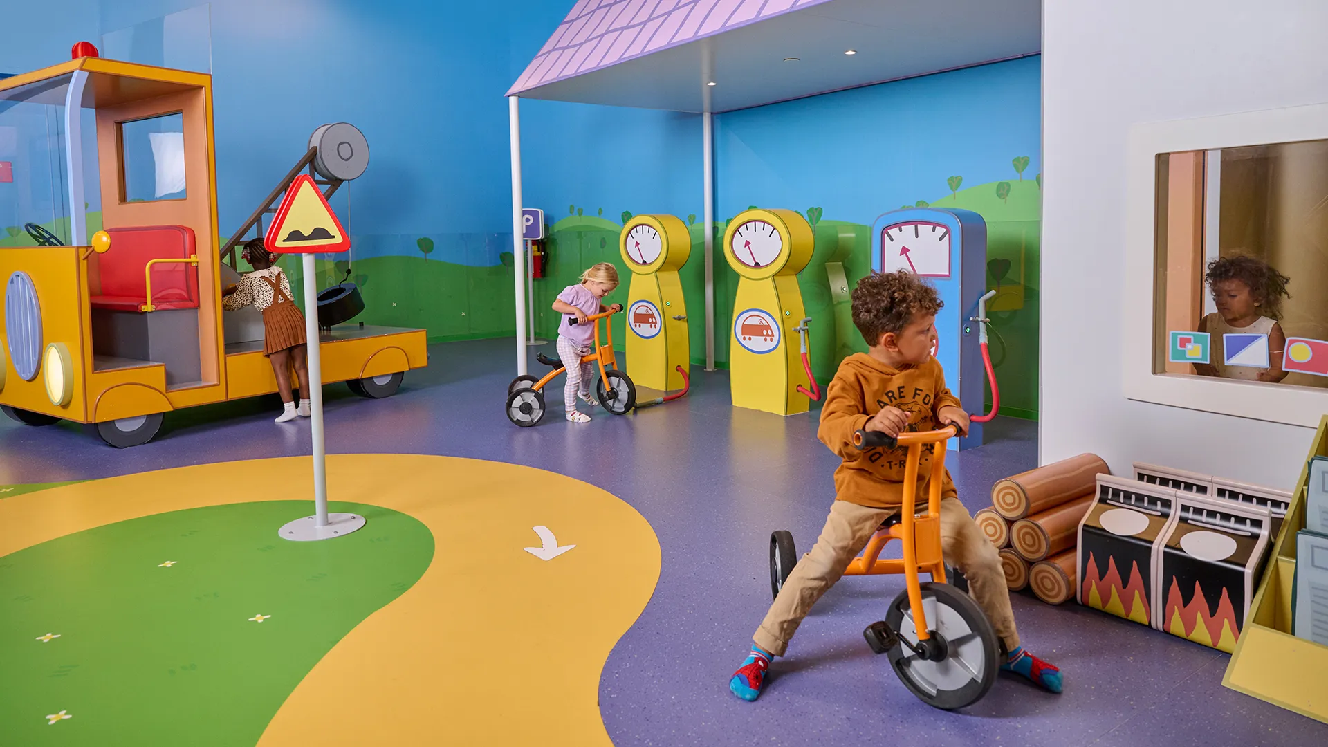 Peppa Pig World of Play Dallas Endless Annual Pass Sale, featuring joyful children playing in colorful Peppa-themed areas with bright, playful graphics